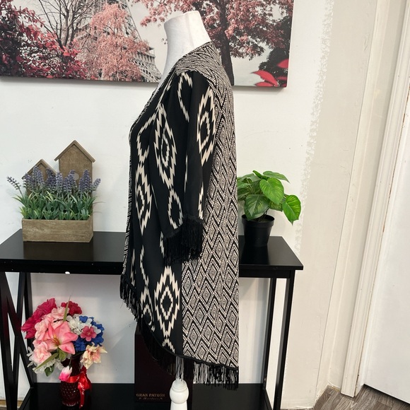 Rue 21 women’s cardigan Size M Open Front Tassel Fringe Aztec Print Polyester - Picture 2 of 8
